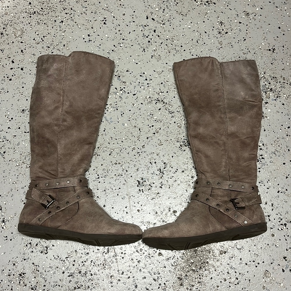 Fergalicious soft leather zip up boots.